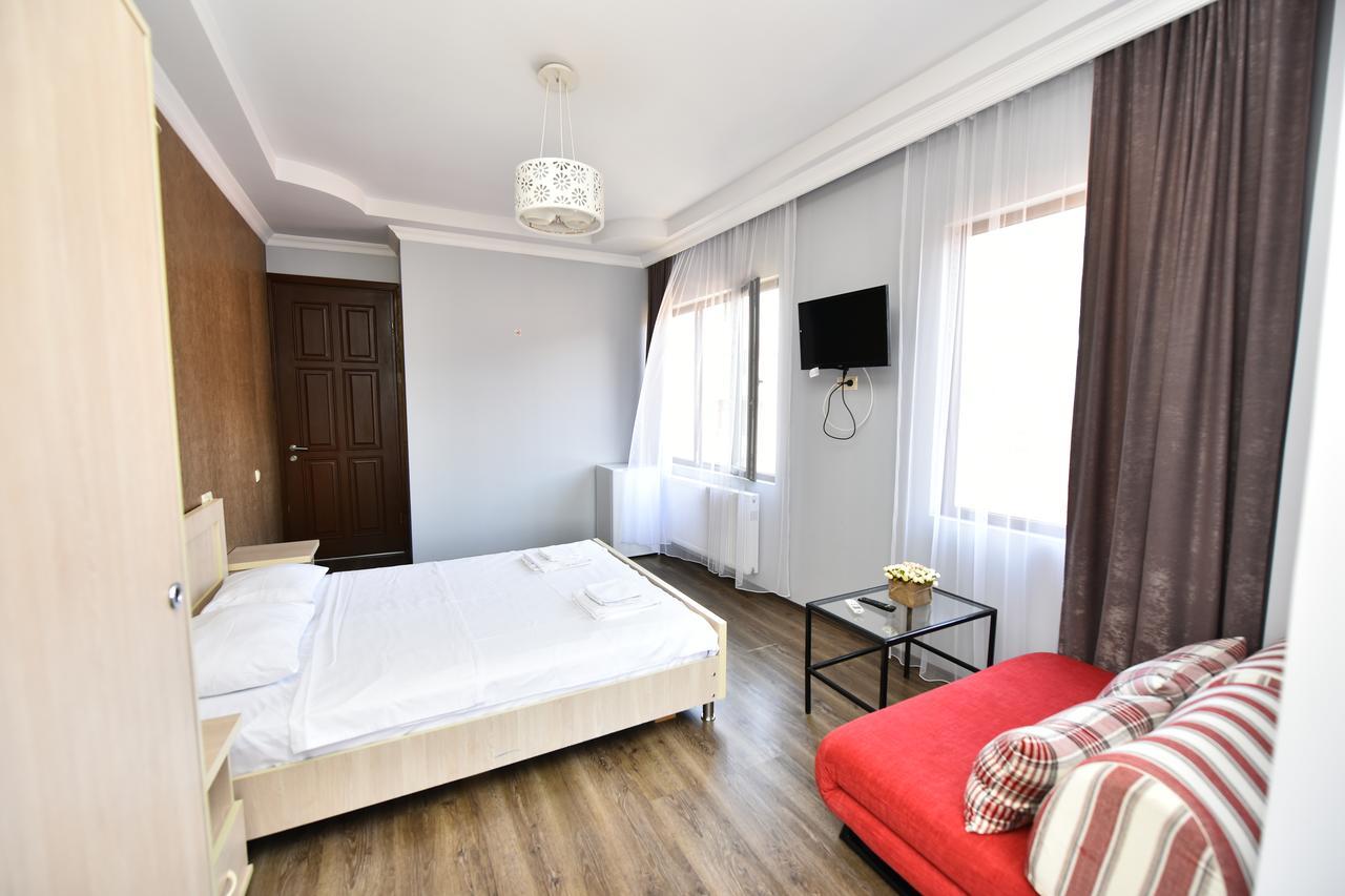 Hotel Phaliashvili Batumi Bagian luar foto